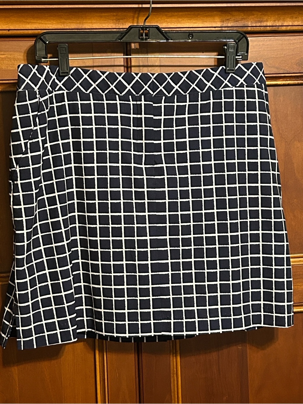 Izod Night Grid Golf Skort.     NWOT